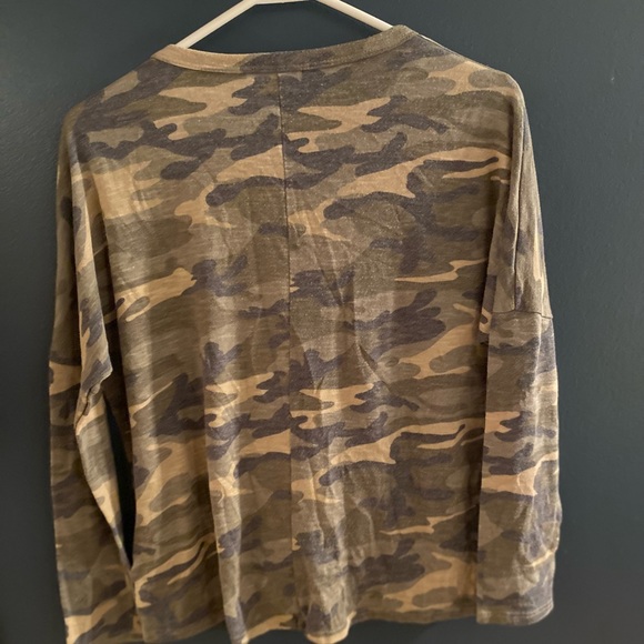 Long sleeve camo shirt fits like a large - Picture 2 of 2